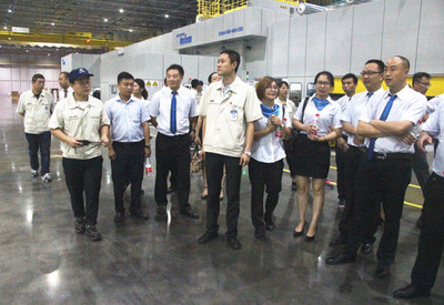 從4S店走進工廠,他們?yōu)楸本┈F(xiàn)代產(chǎn)品質(zhì)量點贊!