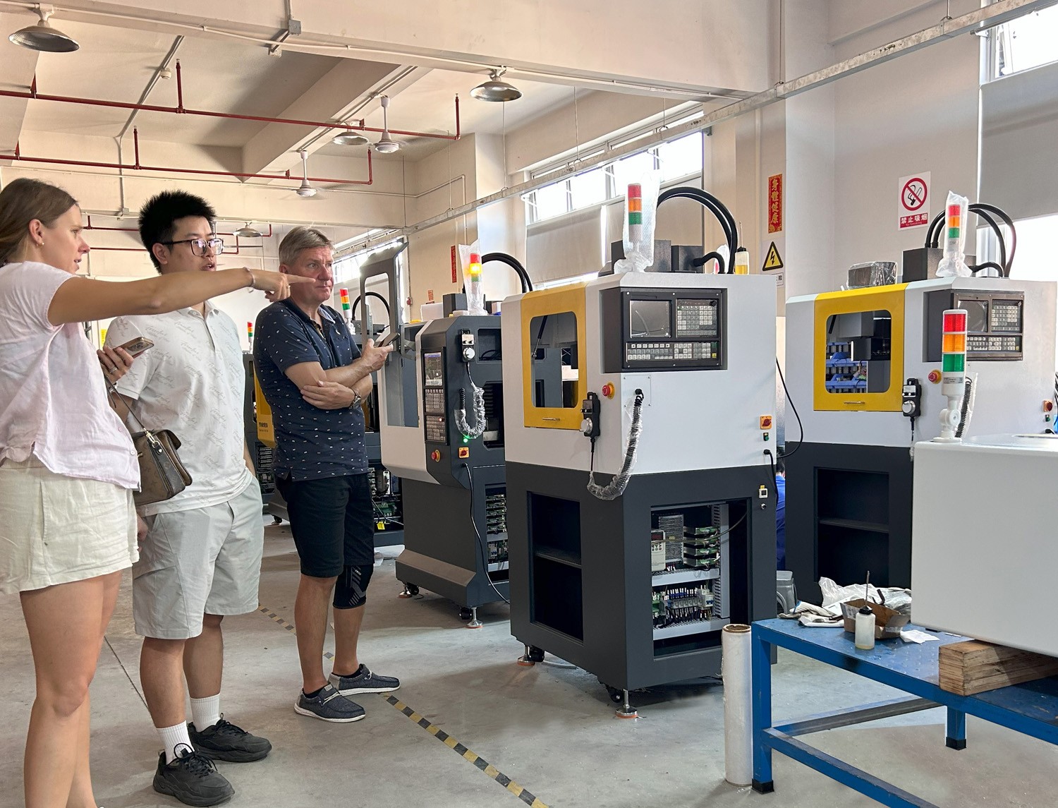 捷克客戶蒞臨育菁裝備考察桌面級加工中心，深化技術(shù)交流合作
